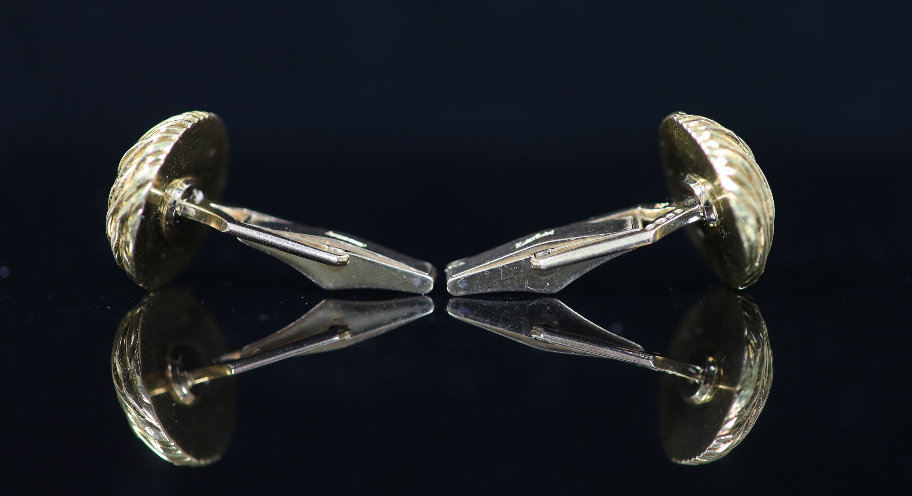 A modern pair of Kutchinsky 18ct gold cufflinks